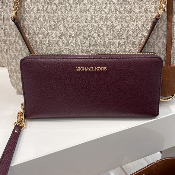MICHAEL KORS LARGE TRAVEL CONTINENTAL WRISTLET WALLET PHONEHOLDER OXBLOOD - Picture 1 of 16